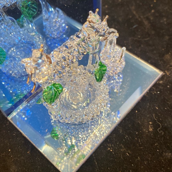 NIB Spun Glass Wishing Well & Swan on Mirror Base - Picture 7 of 7
